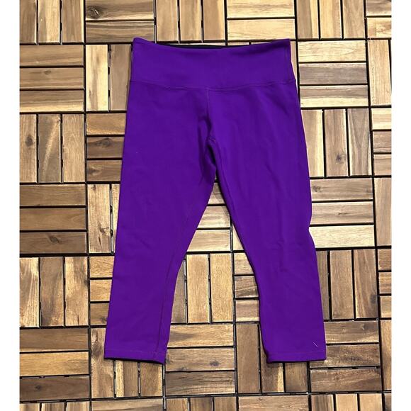 Lululemon Women’s Sz 6 Reversible Purple And Black Capri- PREOWNED - Picture 1 of 10